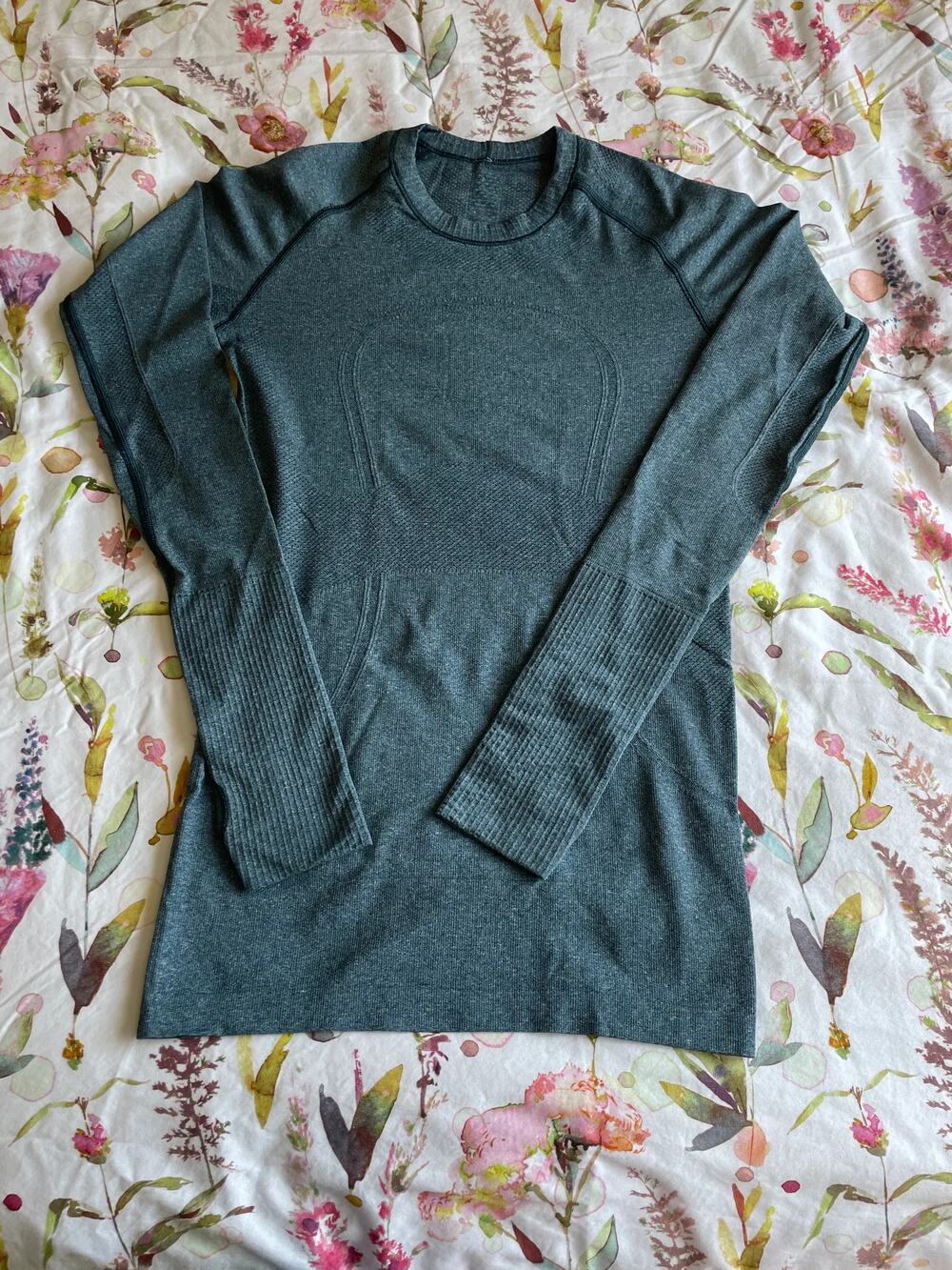 Lululemon Long Sleeve Swiftly Tech in Teal with thumbholes - hip length, size 4-